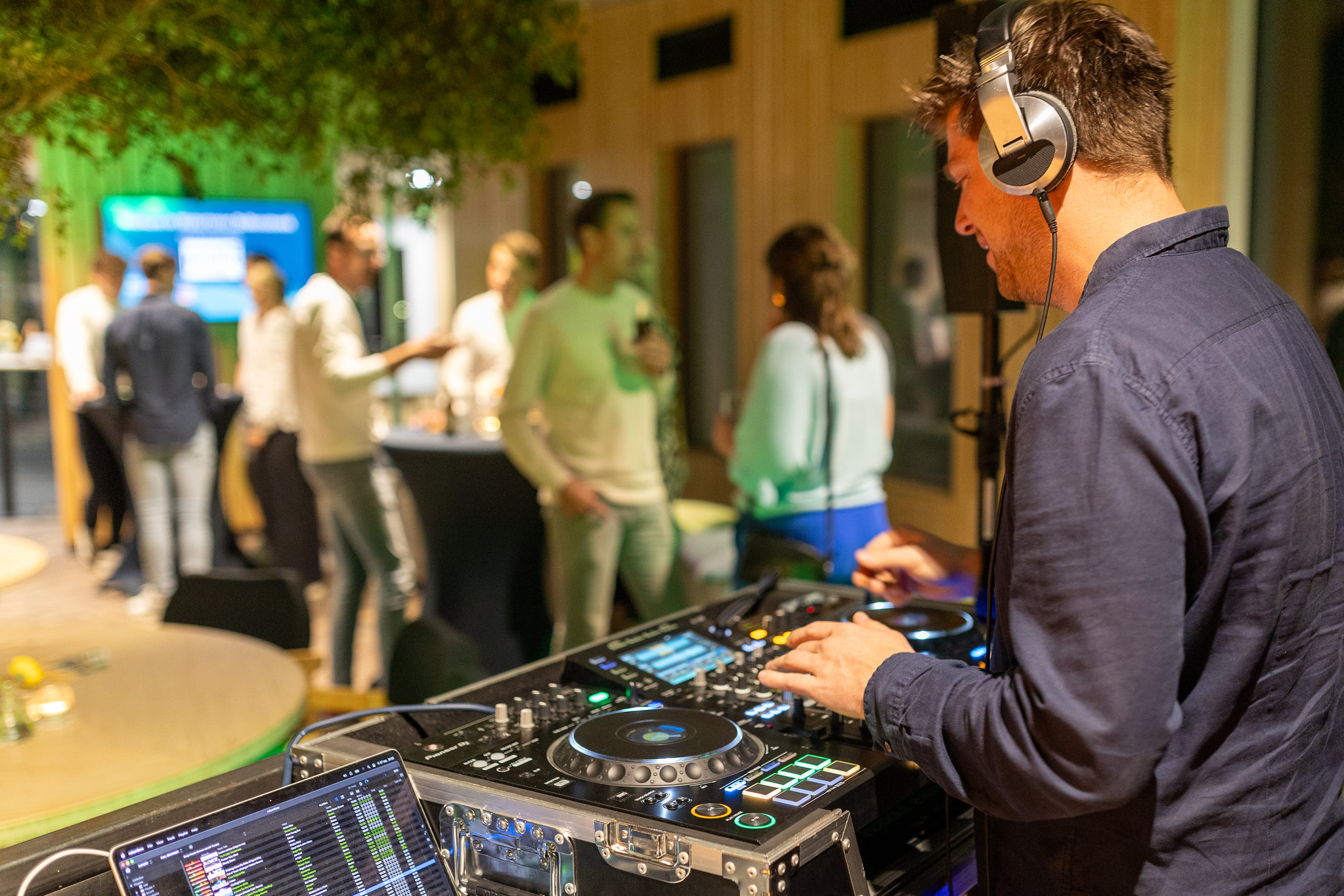 DJ tijdens bedrijfsborrel in de watertoren